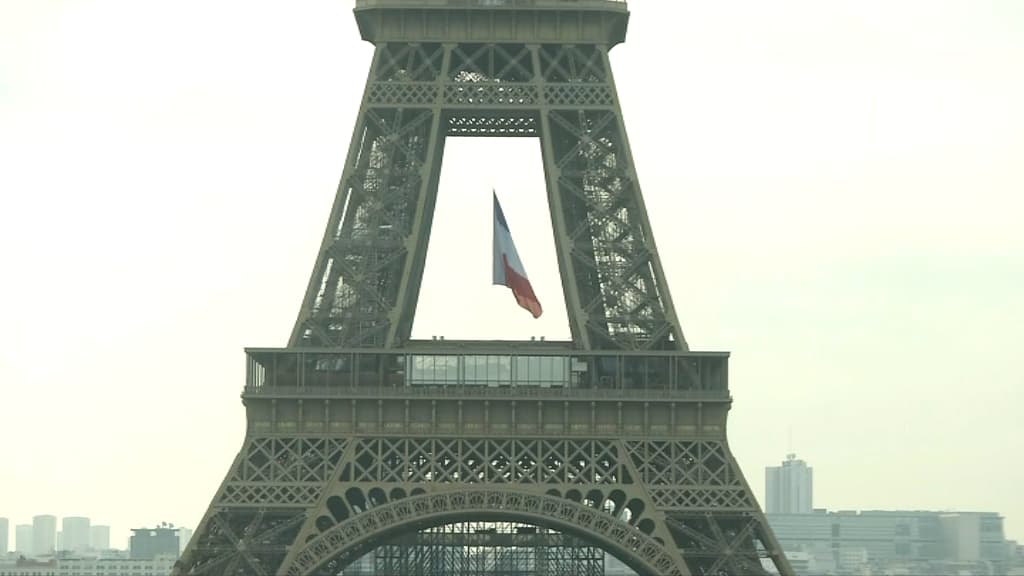 8-Mai: un drapeau français déployé sur la Tour Eiffel ...