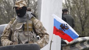 Un activiste pro-russe, garde un checkpoint dans la ville de Donetsk, en Ukraine, le 12 avril.