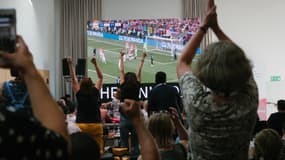 Des téléspectateurs devant un match de Coupe du monde