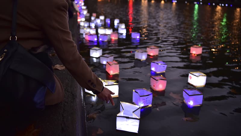Des bougies flottent sur le canal Saint-Martin, dans le XIe arrondissement de Paris, déposées en hommage aux victimes des attentats du 13 novembre.