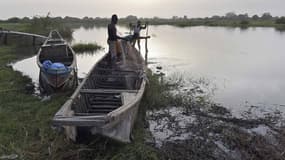 Des pêcheurs préparent leurs filets sur les rives du lac Tchad (photo d'illustration)