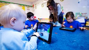 Des élèves d'une école maternelle travaillent avec des tablettes électroniques à Stockholm, en Suède, le 3 mars 2014.