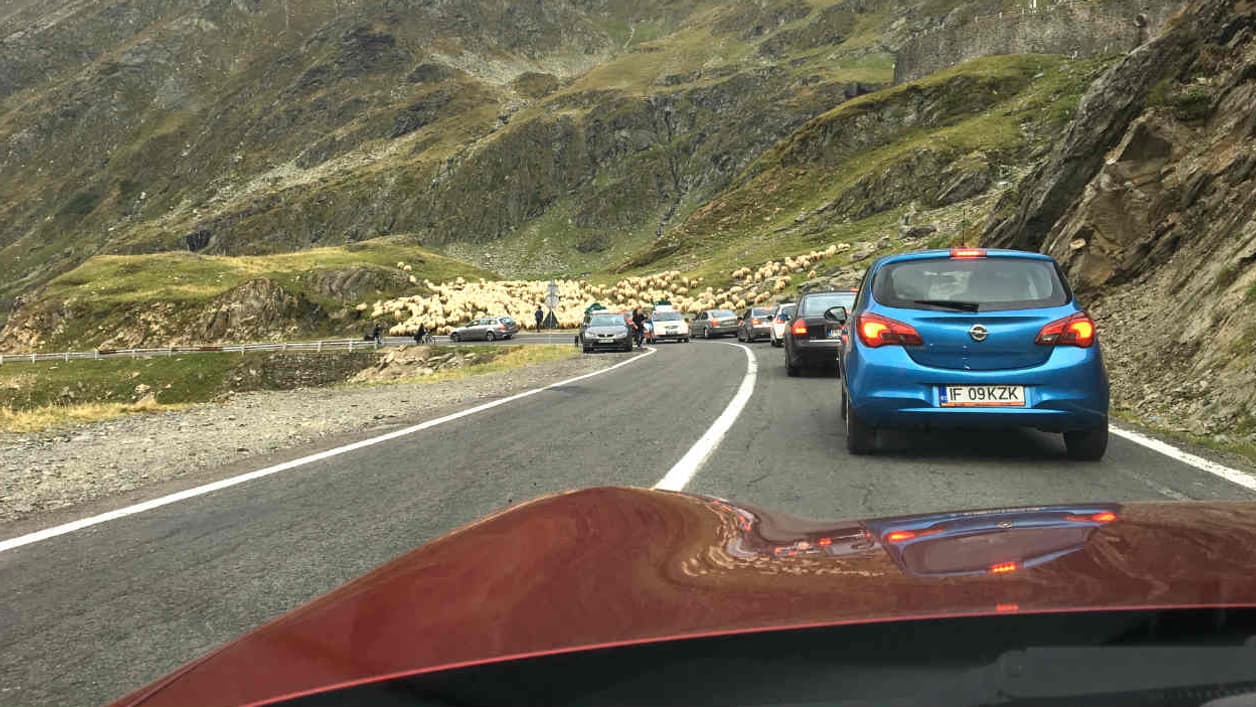 Depuis la place conducteur, l'impression est celle d'un long capot, alors que la voiture ne mesure même pas 4 mètres de long. Depuis la place conducteur, l'impression est celle d'un long capot, alors que la voiture ne mesure même pas 4 mètres de long.