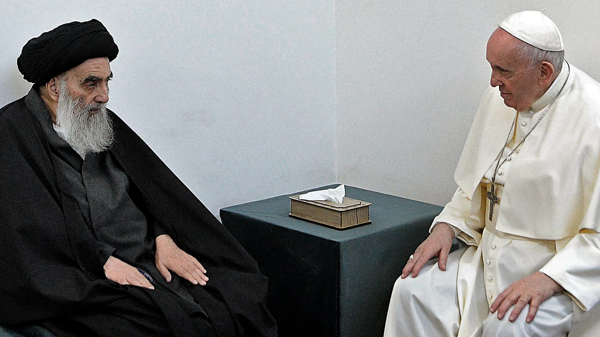 Le pape François rencontre le grand ayatollah chiite Ali Sistani à Najaf, en Irak, le 6 mars 2021