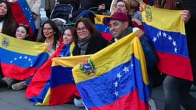 Des Vénézuéliens réunis ce dimanche 4 janvier sur la place de la République à Paris pour fêter la capture de Nicolas Maduro