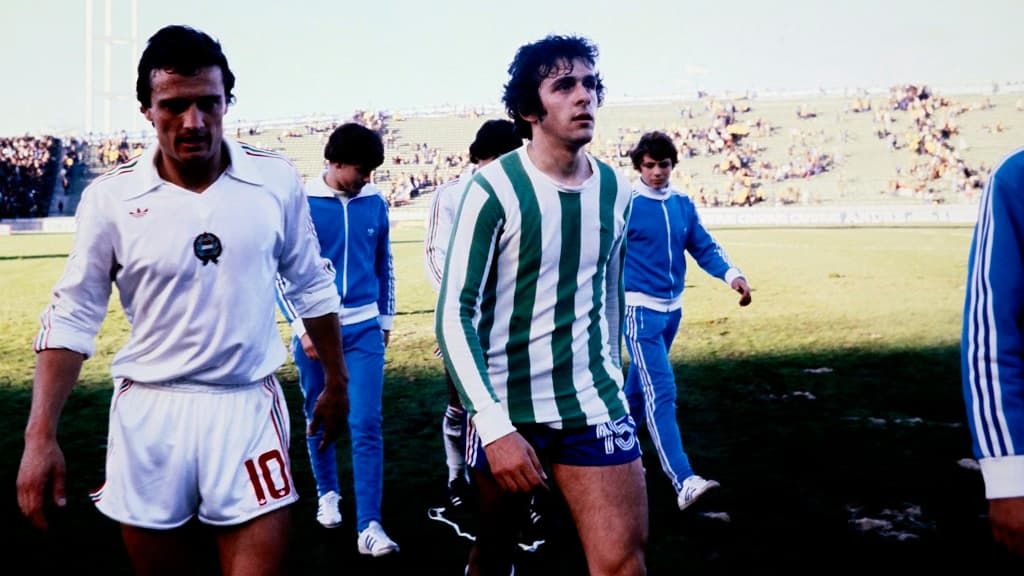 Michel Platini avec le fameux maillot rayé vert et blanc face à la Hongrie