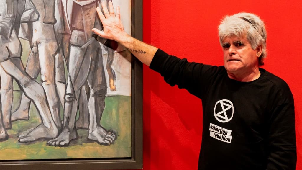 Les deux militants ont collé leurs mains sur le tableau de Picasso, le 9 octobre 2022 Les deux militants ont collé leurs mains sur le tableau de Picasso, le 9 octobre 2022