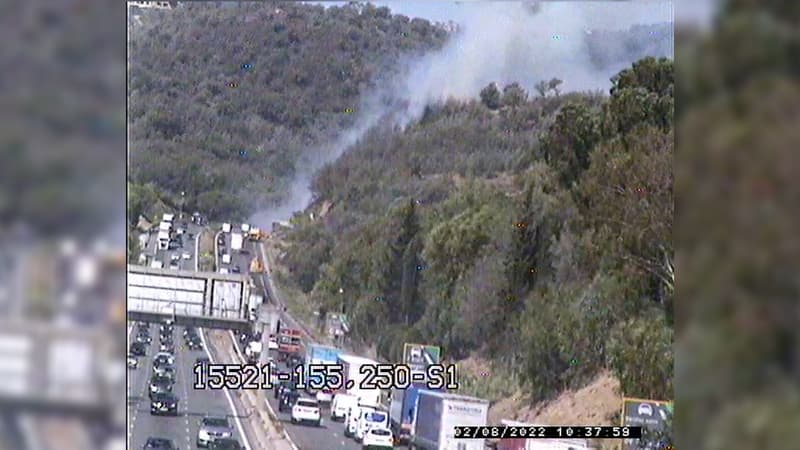 Un incendie de végétation s'est déclaré ce mardi au bord de l'A8.