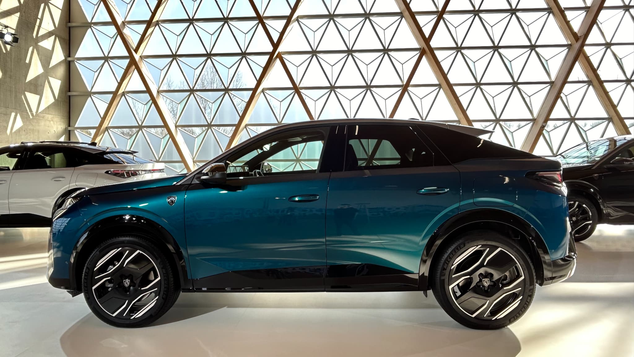 Cette 3e génération du Peugeot 3008 se distingue par sa ligne "fastback", inspirée du coupé. Cette 3e génération du Peugeot 3008 se distingue par sa ligne "fastback", inspirée du coupé.