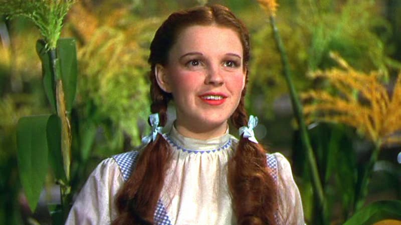 Une robe portée par Judy Garland dans "Le Magicien d'Oz" retrouvée 40 ans après avoir disparu