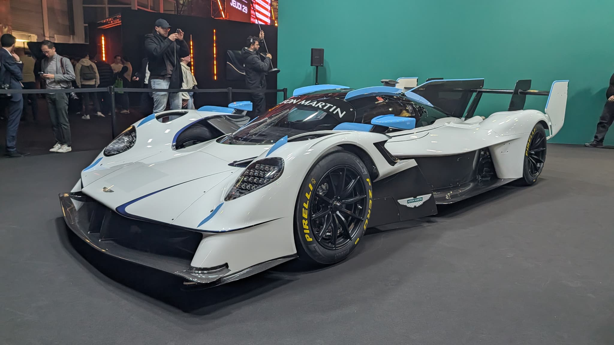 Aston Martin a dévoilé sa nouvelle Valkyrie LM à l'Ultimate Supercar Garage 2026.