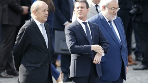 (G à D): le ministre de la Défense Jean-Yves Le Drian, le Premier ministre Manuel Valls et le Secrétaire d'État chargé des Anciens Combattants et de la Mémoire Jean-Marc Todeschini, sur les Champs-Elysées le 14 juillet 2015