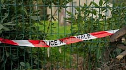 Un ruban de la police natiionale sur les lieux où une femme a été assassinée alors qu'elle conduisait avec son bébé à Nice, le 22 janvier 2026 dans les Alpes-Maritimes