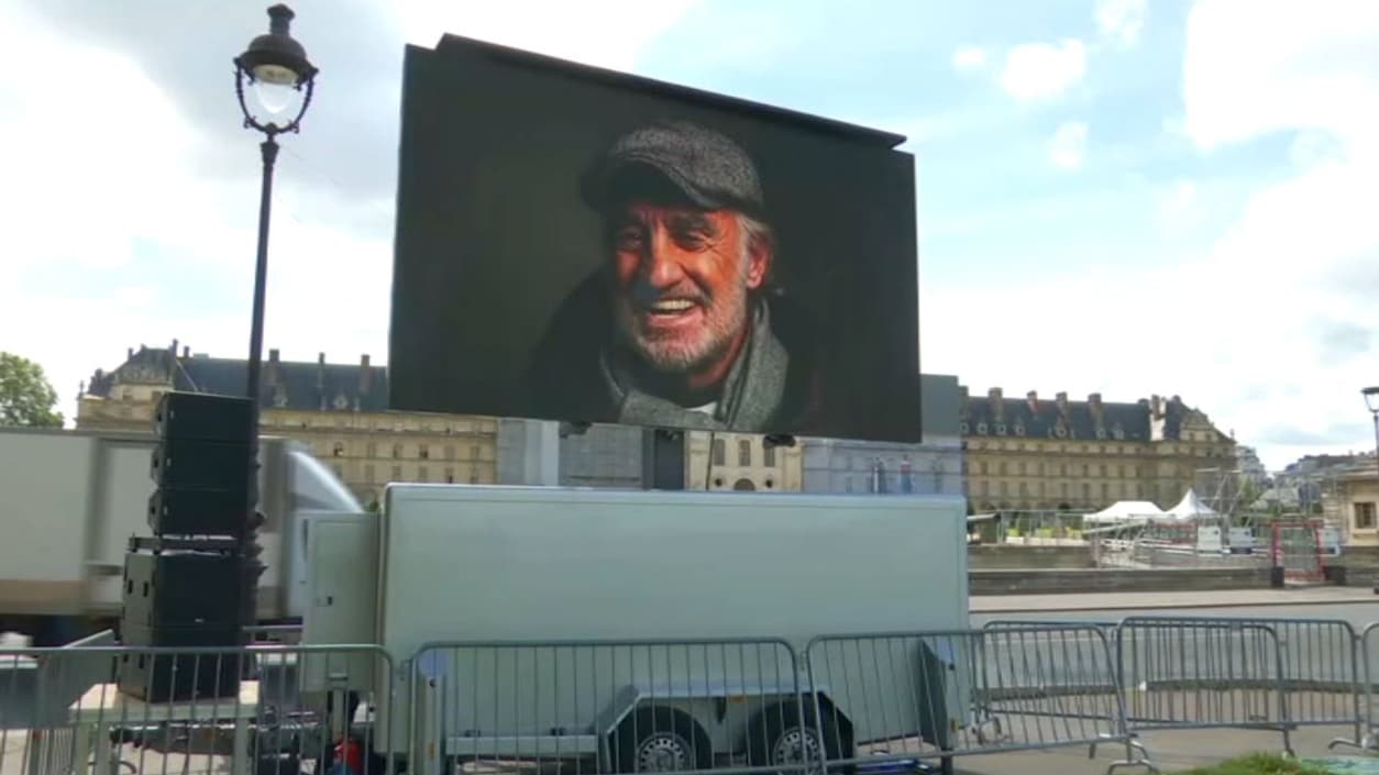 L'un des écrans géants installés sur l'Esplanade des Invalides ce 9 septembre, pour permettre au public de suivre l'hommage à Jean-Paul Belmondo.