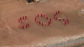Des détenus forment les lettres SOS dans une prison à Anson au Texas le 30 avril 2025