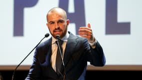 Le président du nouveau parti d'extrême droite Mossa Palatina, Nicolas Battini, prononce son discours lors de la première réunion du parti à Ajaccio, sur l'île méditerranéenne française de Corse, le 9 mars 2024.