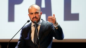 Le président du nouveau parti d'extrême droite Mossa Palatina, Nicolas Battini, prononce son discours lors de la première réunion du parti à Ajaccio, sur l'île méditerranéenne française de Corse, le 9 mars 2024.