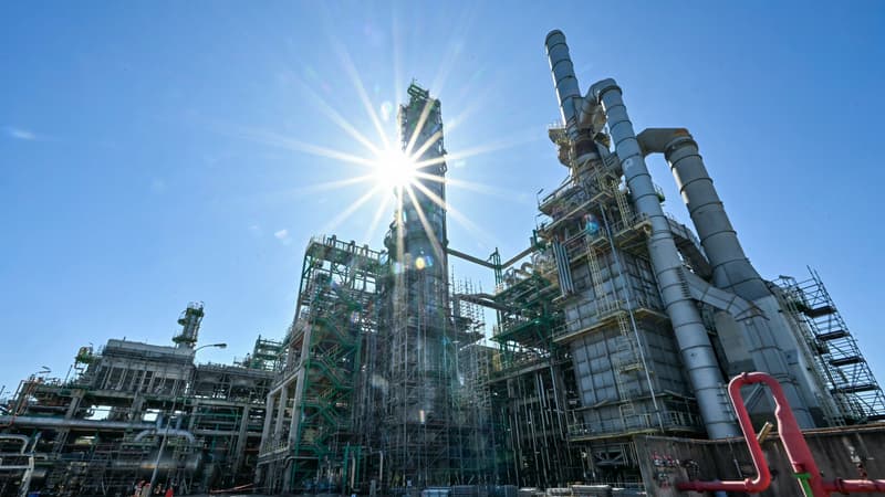 La raffinerie Totalenergies de Normandie tourne à plein régime pour augmenter sa production de gazole et de kérosène (elle peut aller jusqu'à +5%)