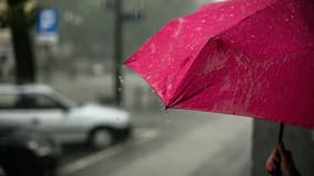 3 parapluies résistants à petit prix qui vous permettent de rester au sec malgré les intempéries