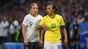 Eugénie Le Sommer et Marta lors de France-Brésil en 8e de finale de la Coupe du monde féminine 2019.