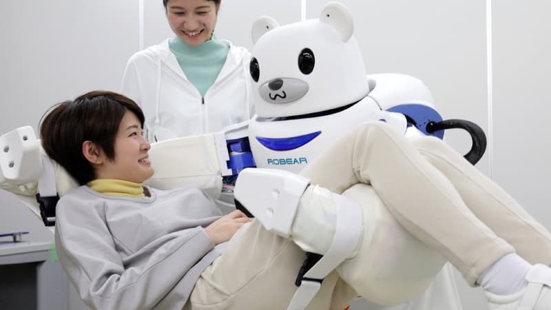 Le robot Robear porte les personnes selon leur désir.