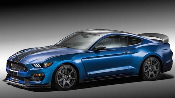 La Mustang Shelby GT350R est équipé d'un moteur V8 de 526 chevaux. Mais pour aller encore plus vite, il faudra s'équiper de ces jantes en carbone qui réduisent de 27,5 kg le poids de ce bolide légendaire. La Mustang Shelby GT350R est équipé d'un moteur V8 de 526 chevaux. Mais pour aller encore plus vite, il faudra s'équiper de ces jantes en carbone qui réduisent de 27,5 kg le poids de ce bolide légendaire.