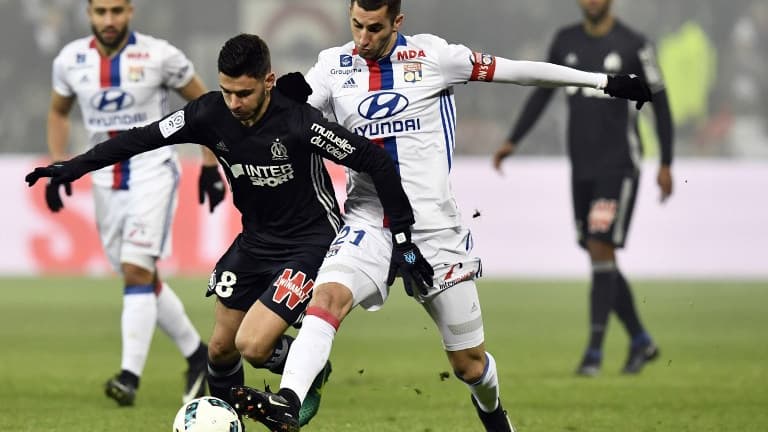 Morgan Sanson au duel avec Maxime Gonalons
