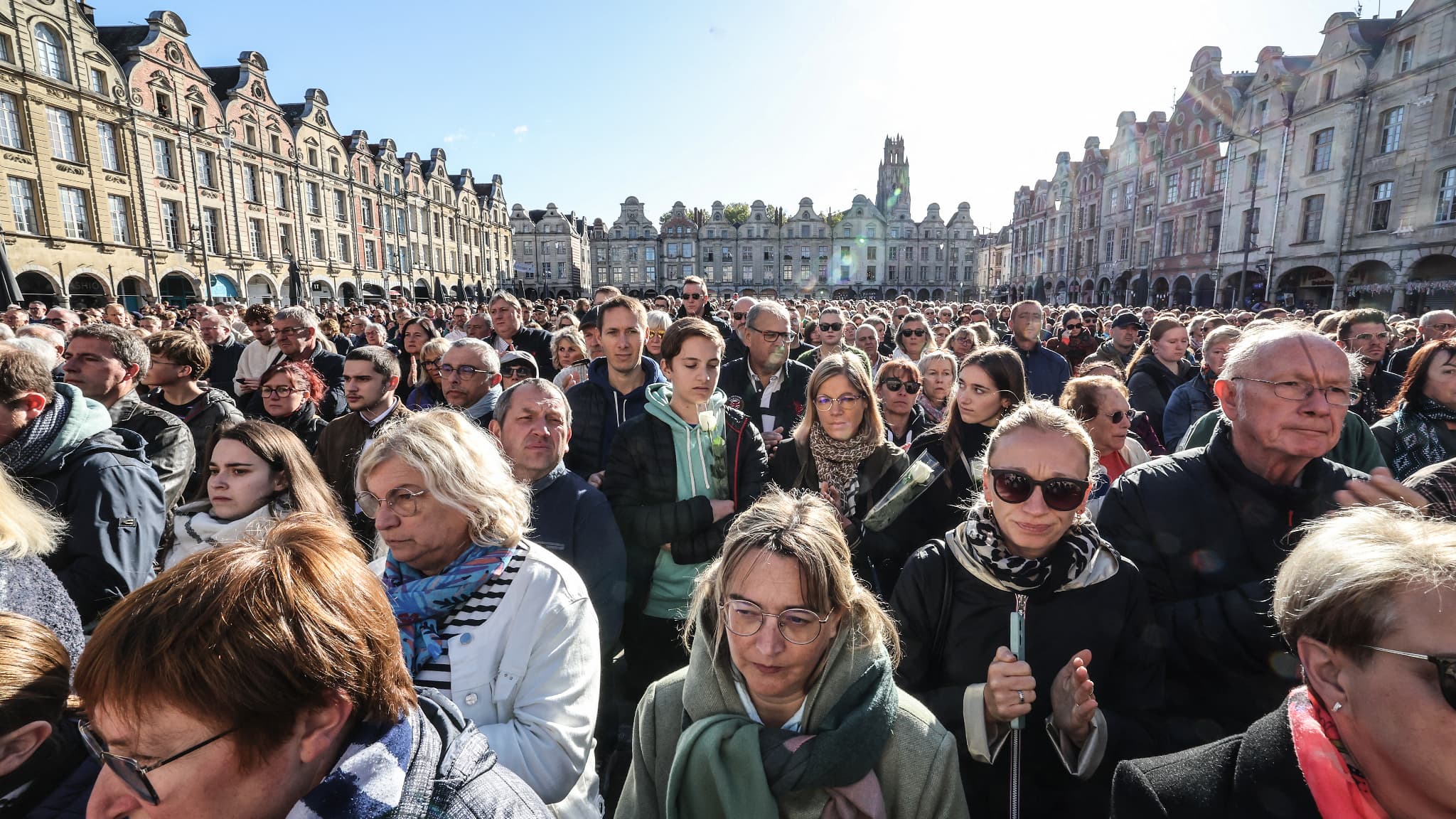 "Nous sommes tous unis, debout": le vibrant hommage d'Arras ...