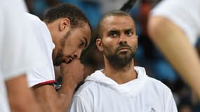 Rudy Gobert (g) et Tony Parker avant le quart de finale de la France contre l'Espagne aux JO-2016 à Rio de Janeiro, le 17 août 2016