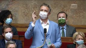 François-Michel Lambert, député LEF (Liberté Écologie Fraternité) des Bouches-du-Rhône, brandit un joint à l'Assemblée nationale, le 5 mai 2021.