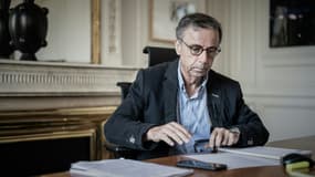 Le maire de Bordeaux, Pierre Hurmic, lors d'une interview dans son bureau à Bordeaux, le 13 juillet 2020