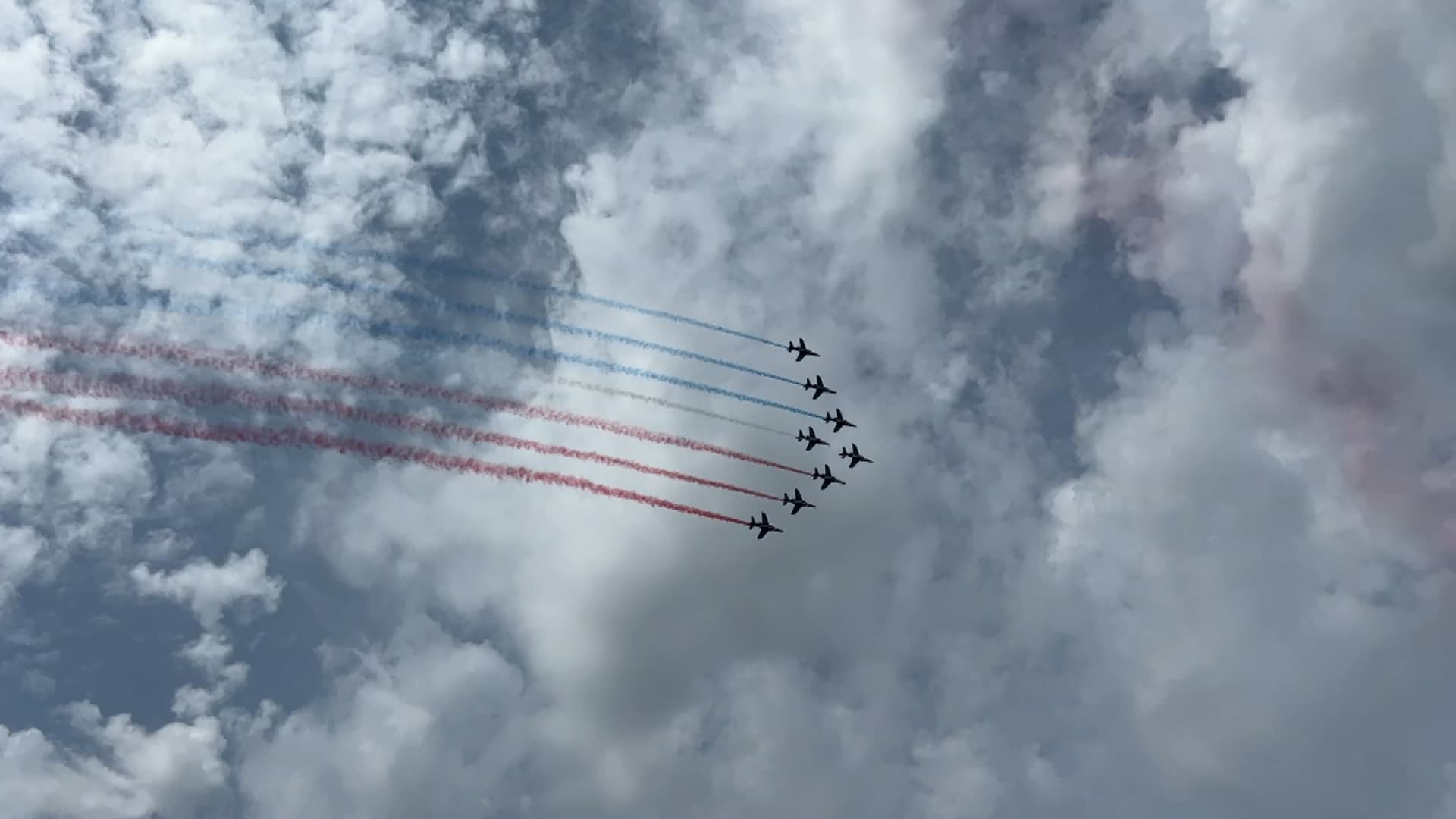 La Patrouille de France a survolé la Grande Parade de l'Armada La Patrouille de France a survolé la Grande Parade de l'Armada