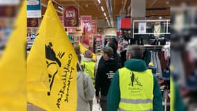 Des agriculteurs de la Confédération paysanne mobilisés ce samedi 10 février 2024 dans le magasin Super U à Embrun.