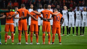 Joueurs néerlandais et français partagent un moment d'émotion