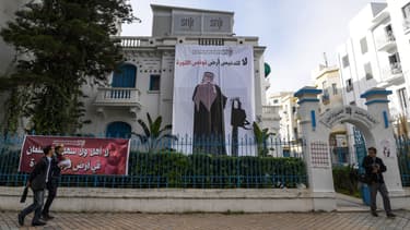 Une bannière placardée sur le local du Syndicat national des journalistes montre un Saoudien de dos, une tronçonneuse à la main, le 26 novembre, à Tunis.
