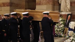 Le bataillon des marins-pompiers portant le cercueil de Jean-Claude Gaudin après ses obsèques à la cathédrale Notre-Dame de la Major à Marseille le jeudi 23 mai 2024.