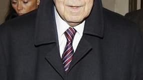 L'ancien ministre de l'Intérieur Charles Pasqua, à son arrivée au tribunal, à Paris, pour l'affaire "Angolagate", dans laquelle il a été sanctionné en première instance de trois ans de prison et d'une amende de 100.000 euros. Le procès en appel de 21 prot