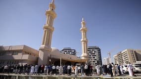 Des travailleurs émiratis participent à la prière du vendredi après-midi à Dubaï le 7 janvier 2022