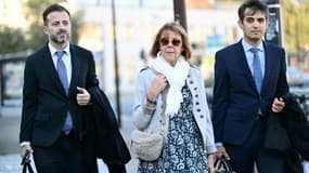 Gisèle Pelicot (c) arrive, avec ses avocats Stéphane Babonneau (d) et Antoine Camus au tribunal d'Avignon, le 17 septembre 2024 dans le Vaucluse