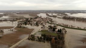 Inondations: les images d'un village du Lot-et-Garonne entièrement cerné par les eaux 