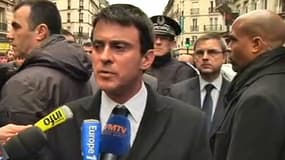 Le ministre de l'Intérieur Manuel Valls s'est rendu dans le Xe arrondissement de Paris, où trois femmes kurdes ont été assassinées.