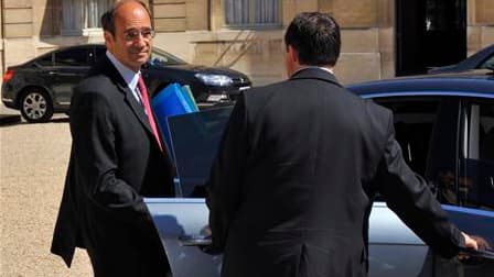 Eric Woerth à la sortie du conseil des ministres, mercredi à l'Elysée. Le parquet de Nanterre (Hauts-de-Seine) annonce avoir ouvert une nouvelle enquête préliminaire de police sur les allégations de l'ex-comptable de l'héritière de L'Oréal Liliane Bettenc