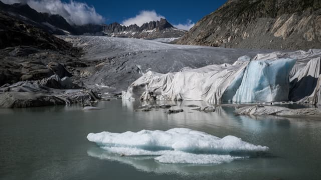 Un glacier menacé par le réchauffement climatique à Gletsch, dans les Alpes suisses, le 8 juillet 2022
