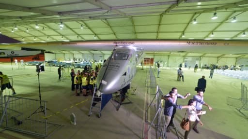 Des techniciens autour de l'avion solaire Solar Impulse 2, le 16 juillet 2016 au Caire