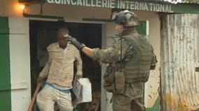 A Bangui, l'armée française tente d'empêcher les pillages.