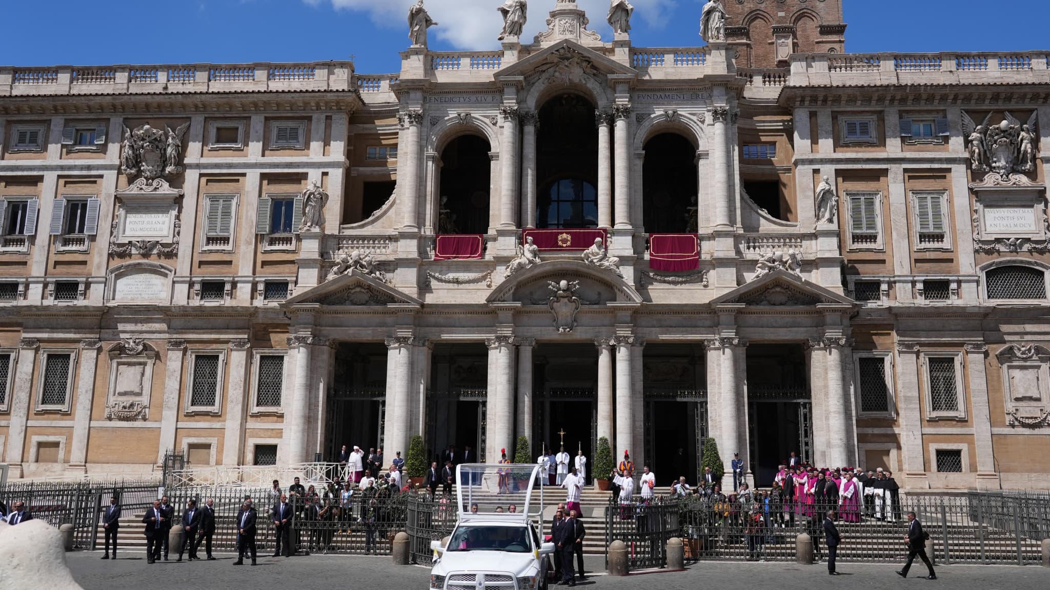 La papamobile devant la basilique Sainte-Marie-Majeure de Rome, le 26 avril 2025