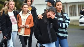 Des lycéens et parents d'élèves quittent le lycée Saint-Thomas d’Aquin où une professeure d'espagnol a été poignardée à mort à Saint-Jean-de-Luz, dans les Pyrénées-Atlanques, le 22 février 2023