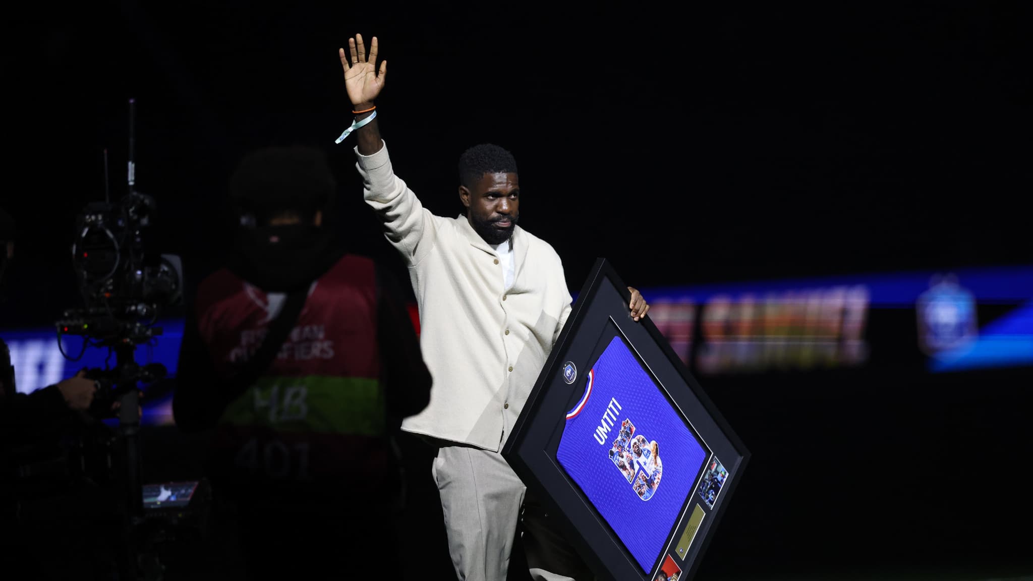IL A CASSÉ LA DÉMARCHE UNE DERNIÈRE FOIS: LE RETRAITÉ SAMUEL UMTITI HONORÉ AVANT FRANCE-AZERBAÏDJAN