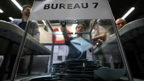 Un bureau de vote à Toulouse lors du 1er tour des législatives, le 30 juin 2024 en Haute-Garonne