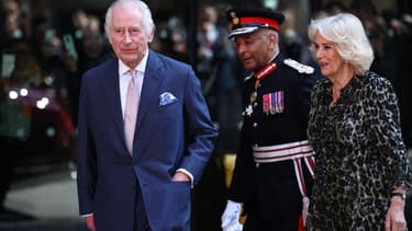 Le roi Charles III et son épouse la reine Camilla le 30 avril 2024 lors d'une visite du centre de traitement du cancer Macmillan à l'University College Hospital de Londres.